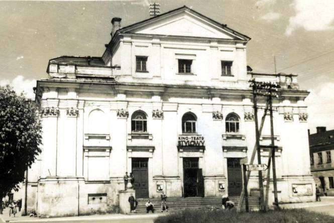 Dawny kościół franciszkański, siedziba kinoteatru „Stylowy”, 1930 r. (na ścianie widoczne afisze kinowe). Fot. Z zasobów Archiwum Państwowego w Zamościu<br />
