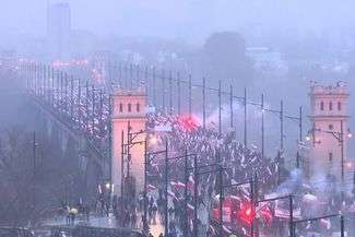 11 listopada w Warszawie. 75 tys. osób na Marszu Niepodległości, 10 tys. na marszu KOD