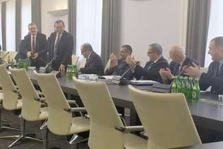 Decyzję senatora Józefa Zająca działacze PSL przyjęli z rozczarowaniem, a politycy PiS nagrodzili brawami