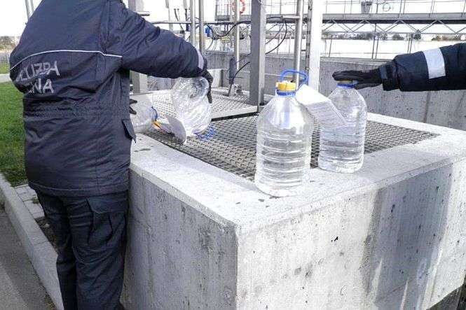 Od początku roku celnicy wlali do ścieków ok. 21 tys. litrów alkoholu z kontrabandy