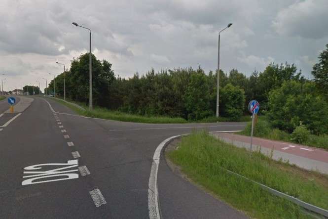 Mieszkaniec nie rozumie dlaczego ścieżka rowerowa biegnąca od Styrzyńca kończy się przed granicami miasta, bez kontynuacji wzdłuż ulicy Warszawskiej (fot. Google Street View)