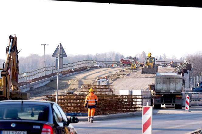 Do niedawna władze miasta liczyły na to, że wiadukt uda się otworzyć w listopadzie. Fot. Dorota Awiorko<br />
