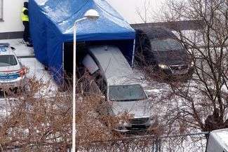 Wejście do Zakładu Medycyny Sądowej Akademii Medycznej w Lublinie jest obstawione policjantów (fot. Dorota Awiorko)