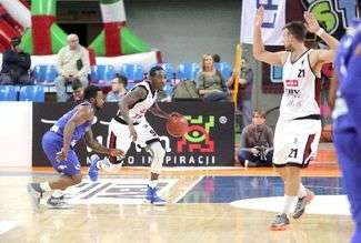 FOT. WOJCIECH NIEŚPIAŁOWSKI
Doug Wiggins (z piłką) zdobył w poniedziałek dwadzieścia punktów
