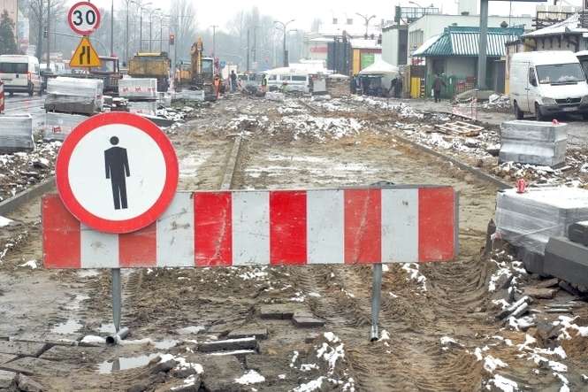 Al. Tysiąclecia. Trwa usuwanie starych chodników, a w nocy z niedzieli na poniedziałek drogowcy mają zedrzeć z jezdni stary asfalt między rondem przy Zamku a salonem Fiata