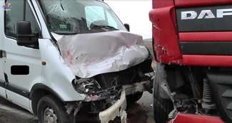 Terebiniec: Ciężarówka wjechała w busa, utrudnienia drogowe