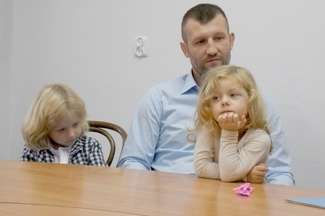 Zdrową panią Magdę pragną odzyskać jej mąż Grzegorz oraz dzieci, sześcioletni Leon i czteroletnia Xenia