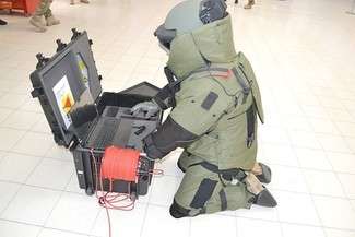 Straż graniczna otrzymała kombinezon przeciwwybuchowy