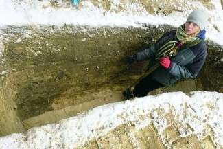 Profil tunelu i znaleziony na terenie obozu medalion „Shma Israel” (fot. Wojciech Mazurek)