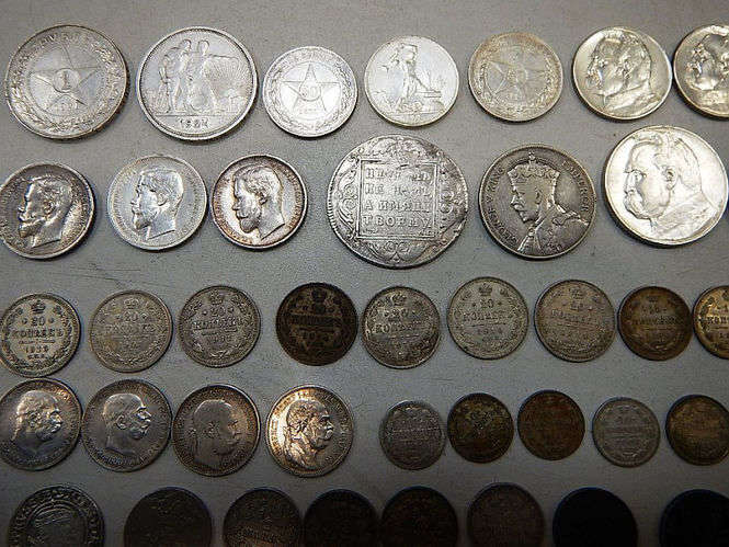 Część z zarekwirowanych monet. (fot. Izba Celna w Białej Podlaskiej)