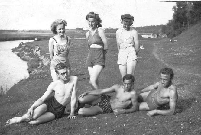 Lato 1944 roku, plażowicze nad rzeką. Fot. CK Łęczna<br />

