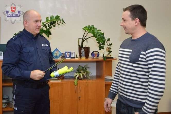Dzisiaj I zastępca Komendanta Powiatowego Policji w Tomaszowie Lubelskim kom. Szymon Mroczek podziękował mieszkańcowi miasta
