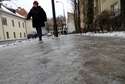 Oblodzony chodnik przy ul. Hempla w centrum Lublina. Fot. Dominik Smaga