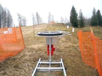 Wyciąg narciarski w Kumowej Dolinie po ostatnich pracach montażowych ma być gotowy do użytku na początku stycznia