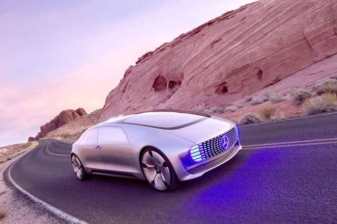 Podczas ubiegłorocznych targów elektronicznych Consumer Electronics Show w Las Vegas Mercedes-Benz pokazał światu model w pełni autonomiczny – Mercedes-Benz F 015 Luxury in Motion<br />
