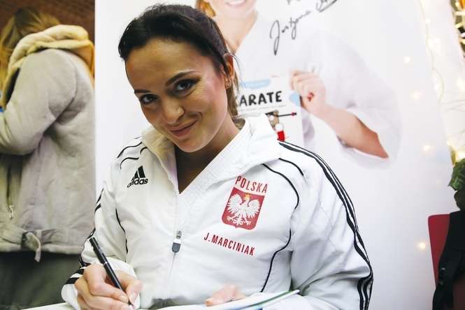 4 grudnia w Galerii Atrium odbyła się XXV edycja Mikołajkowego Turnieju dla Dzieci w Karate Tradycyjnym, podczas którego Justyna Marciniak promował swoją książkę<br />
