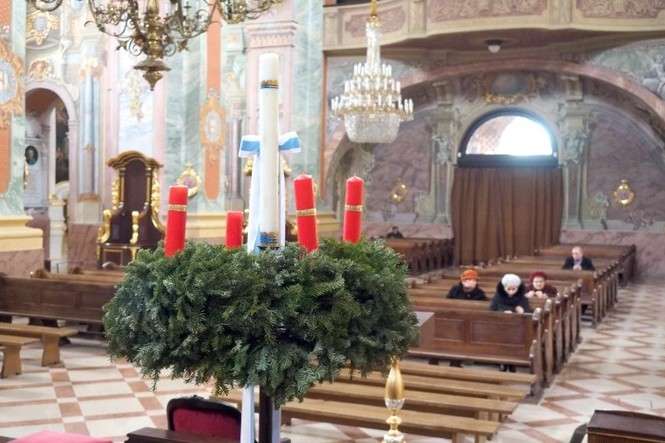 W niedzielę pod adwentowym wieńcem w lubelskiej katedrze będzie można składać przygotowane prezenty (fot. Maciej Kaczanowski)