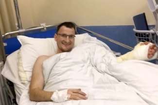 - Czuję się dobrze. Od razu po przeszczepie mogłem poruszać dłonią - mówi pan Piotr. Fot. materiały USK Wrocław