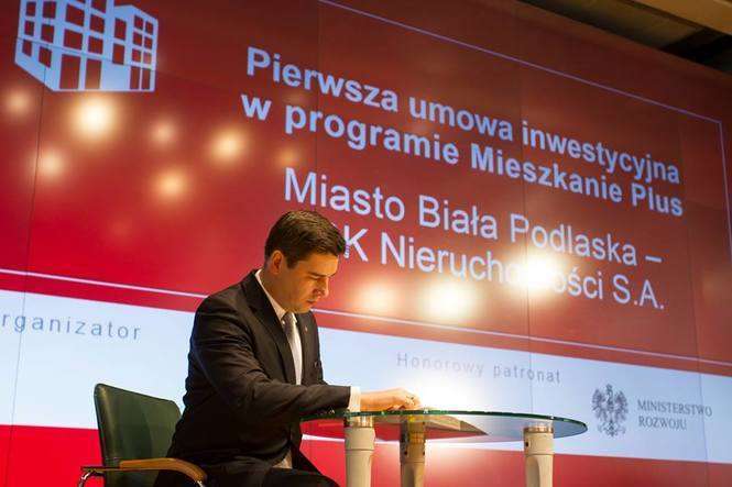 W poniedziałek prezydent Dariusz Stefaniuk podpisał umowę inwestycyjną na program Mieszkanie Plus/ fot. Ministerstwo Rozwoju 
