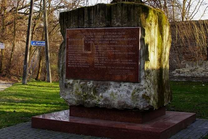 Pomnik upamiętniający rozstrzelanych w 1939-12-23 więźniów zamku w Lublinie. Fot. Bronislaw Wesolowski