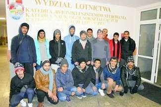 Grupa kadetów z Arabii Saudyjskiej w Dęblinie (fot. WSOSP Deblin/mjr Wiesław Świerkowski)