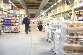 Giełda w Elizówce, by zatrzymać klientów, zmienia logo i chce zachęcić do zakupów przez Internet (fot. Maciej Kaczanowski)