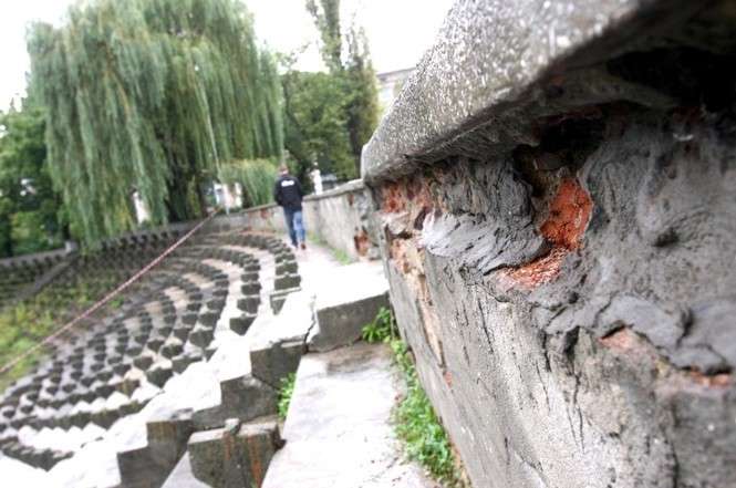 Najbardziej widowiskową zmianą ma być całkowite zburzenie starych, betonowych trybun stadionu na Wieniawie. Fot. archiwum