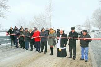 Uroczysty moment otwarcia mostu na Wojsławce (fot. Starostwo Powiatowe w Krasnymstawie)