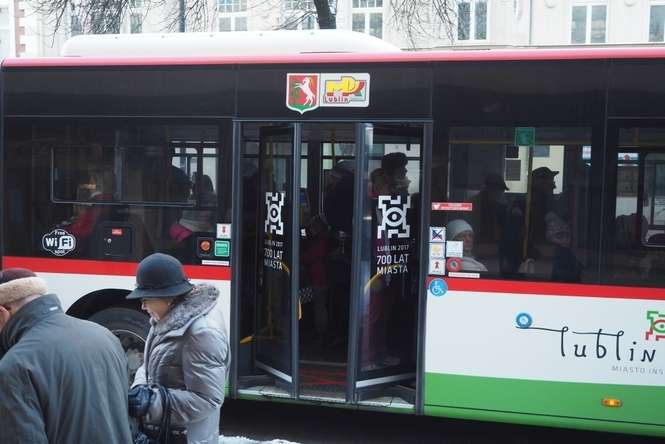 Herb umieszczony jest na 195 autobusach komunikacji miejskiej i 110 trolejbusach<br />
