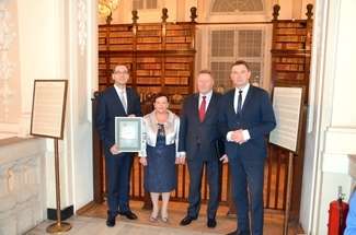 Z dyplomem przyznającym w ogólnopolskim rankingu włodawskiej książnicy II miejsce pozują Jacek Żurawski, dyrektor MBP, jego zastępca Małgorzata Zińczuk, Tadeusz Sławecki, dyrektor WBP im. Hieronima Łopacińskiego w Lublinie oraz Wiesław Muszyński, burmistrz Włodawy