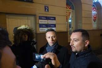 Radni PiS Michał Mulawa i Marek Wojciechowski przyszli podzielić się opłatkiem z posłem PO Wojciechem Wilkiem (fot. Maciej Kaczanowski)