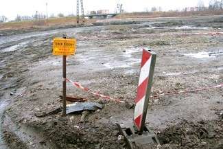 Pozostałości po dawnej lokomotywowni już zniknęły. Działka przy miejskim odcinku drogi do granicy w Dorohusku czeka na budowę Castoramy (fot. Jacek Barczyński)