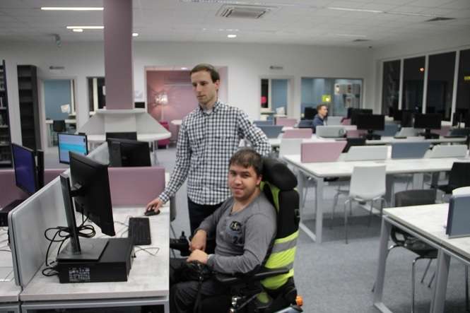 Student Piotr Zaciura przyznaje że biblioteka ma wiele udogodnień dla osób niepełnosprawnych/ fot.E.Burda