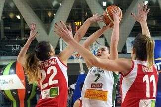Tess Madgen (w białym stroju) nie rzuciła ani jednego punktu, fot. Maciej Kaczanowski