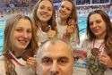 Trener Piotr Kasperek i sztafeta 4 x 100 m stylem zmiennym AZS UMCS Lublin w składzie: Julia Adamczyk, Wiktoria Czarnecka, Wiktoria Samuła i Karolina Dyrda
FOT. PIOTR KASPEREK
