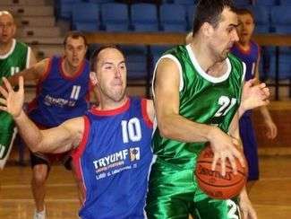 Paweł Zdeb (z lewej) rzucił 24 punkty, ale Cukropol i tak przegrał z Lancetem fot. archiwum