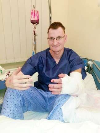 Pan Piotr zaczyna ruszać palcami, ale jeszcze nie ma czucia w lewej dłoni. Czeka go długa rehabilitacja (fot. archiwum prywatne Piotra Tchórza)