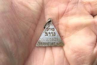 Znaleźli zawieszkę na terenie byłego obozu w Sobiborze. Wiadomo do kogo należała