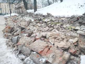 Tak wyglądał mur tuż po katastrofie. Teraz przy ul. Lubelskiej jest już tylko 10-metrowa wyrwa i znaki ostrzegawcze. Fot. Jacek Barczyński