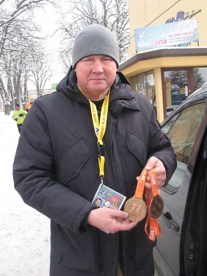 Grzegorz Gorczyca z medalami, jakie dostawali zwycięzcy orkiestrowego biegu „Policz się z cukrzycą i ucz się pierwszej pomocy