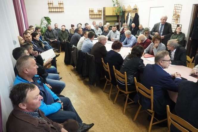 Przeciwko spopielarni protestowali w październiku ub. roku na sesji rady mieszkańcy gminy (fot. Wojciech Nieśpiałowski)