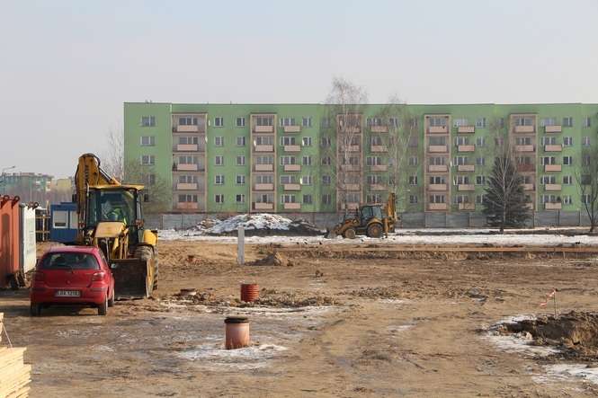 Biała Samorządowa nie ustaje w drążeniu tematu programu Mieszkanie Plus. Tymczasem na placu budowy już trwają prace/ fot.E.Burda