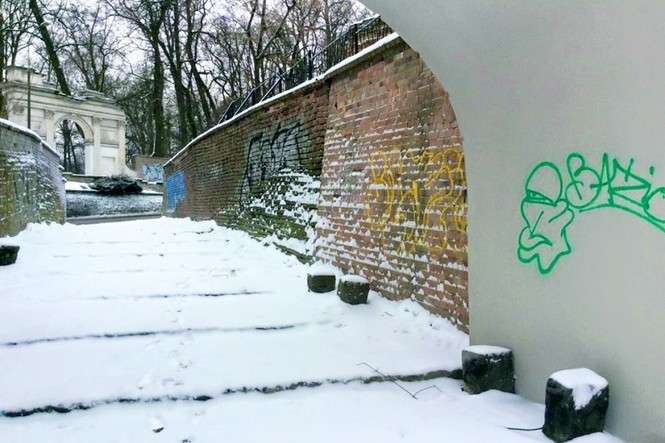 Zielony napis na zabytkowym murze zbulwersował wielu mieszkańców Puław. Fot. Joanna Nowacka-Zaborska