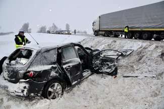 Jechali w góry, czołowo zderzyli się z tirem. 26-latek nie żyje