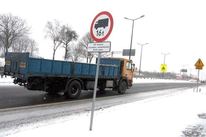 Znaki zakazu ruchu dla ciężarówek zostały już ustawione przy 16 drogach wjazdowych do Lublina (fot. AS)
