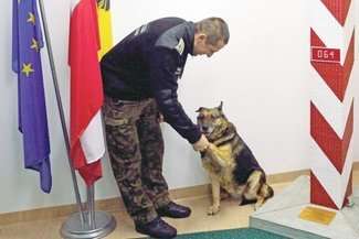 Dina i jej opiekun chor. szt. SG Piotr Matczuk