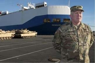 W Bremerhaven rozpoczął się rozładunek dwóch statków transportowych z amerykańskim sprzętem Fot. PAP/EPA