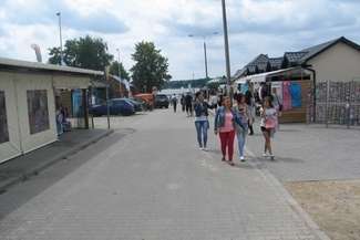 W Okunince praktycznie są dwa rozpoznawalne dojścia do jeziora, na wysokości głównej plaży i przy ośrodku Rusałka