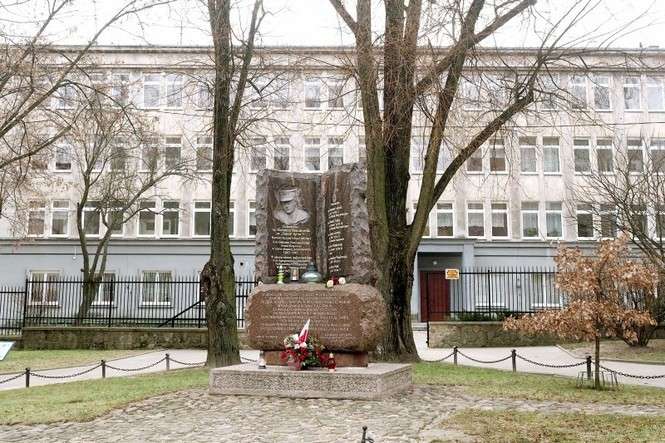 Pomnik majora Zapory przed Gimnazjum nr 9, wkrótce liceum ogólnokształcącym (fot. Dorota Awiorko)