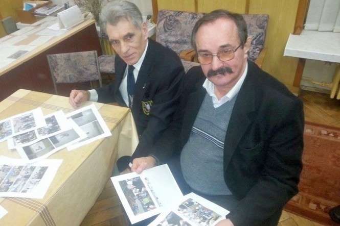 Krzysztof Komenda (po lewej) i Marek Pałyska fotografowali kartki, jakie zostawiał im przewodniczący świdnickiego klubu. Dotyczyły utrzymania porządku w strefie. Ich zdaniem były obraźliwe (fot. Agnieszka Antoń-Jucha)